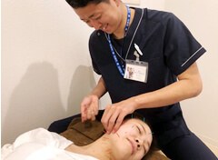 美容鍼施術写真