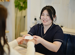 西宮市 鳴尾ぴっと骨盤整体院：受付スタッフの写真