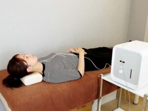 水素吸入している女性の画像