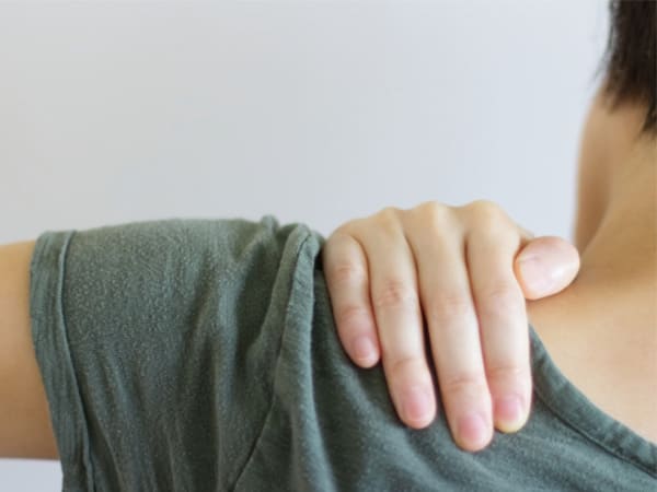 肩が上がらない女性の画像