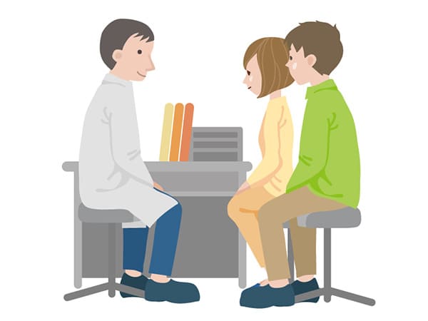 夫婦で不妊治療について聞いている