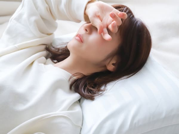 体調不良な寝込む女性