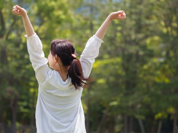 自然の中でリラックスする女性