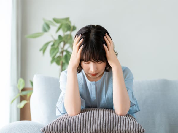 頭痛の女性